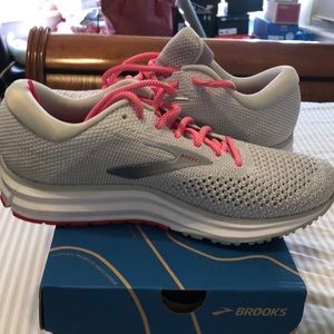 Brooks 81/2. In excellent condition